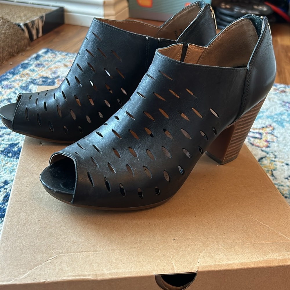 Clarks Artisan Peep-toe Leather Booties Size 9
